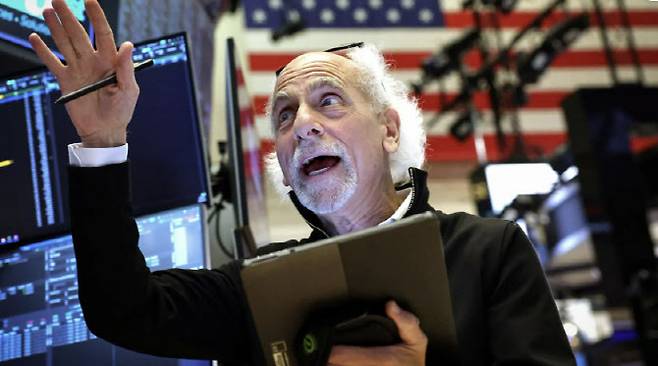뉴욕증권거래소에서 트레이더가 깜짝 놀란 표정을 짓고 있다. (사진=연합뉴스/로이터)