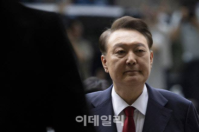 윤석열 전 대통령이 지난달 9일 오후 구속 전 피의자 심문(영장실질심사)을 받기 위해 서울 서초구 서울중앙지방법원으로 들어서고 있다. (사진=공동취재단)