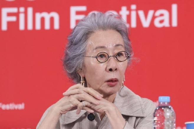 19일 부산 해운대구 영화의전당에서 열린 제30회 부산국제영화제(BIFF) '결혼 피로연' 기자간담회에 참석한 배우 윤여정. (사진=연합뉴스)