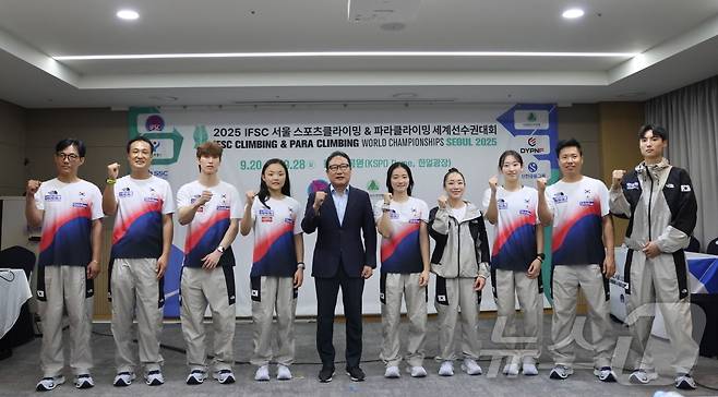 21일 서울 송파구 올림픽파크텔에서 열린 2025 IFSC 서울 스포츠클라이밍 & 파라클라이밍 세계선수권대회 미디어데이에서 김자인 선수를 비롯한 선수들이 기념촬영을 하고 있다. (대한산악연맹 제공. 재판매 및 DB금지) 2025.8.21/뉴스1
