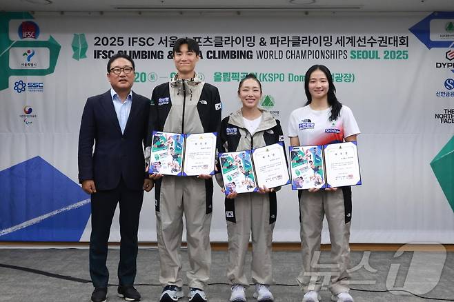 21일 서울 송파구 올림픽파크텔에서 열린 2025 IFSC 서울 스포츠클라이밍 & 파라클라이밍 세계선수권대회 미디어데이에서 김자인 선수를 비롯한 선수들이 기념촬영을 하고 있다. (대한산악연맹 제공. 재판매 및 DB금지) 2025.8.21/뉴스1