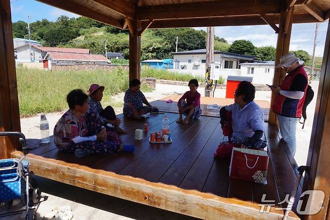 대육마을 주민들이 마을 앞 정자에 모여 '시할어머니한테서 들었다'는 동네 전설을 이야기하고 있다.2025.9.19/뉴스1 ⓒ News1 조영석 기자