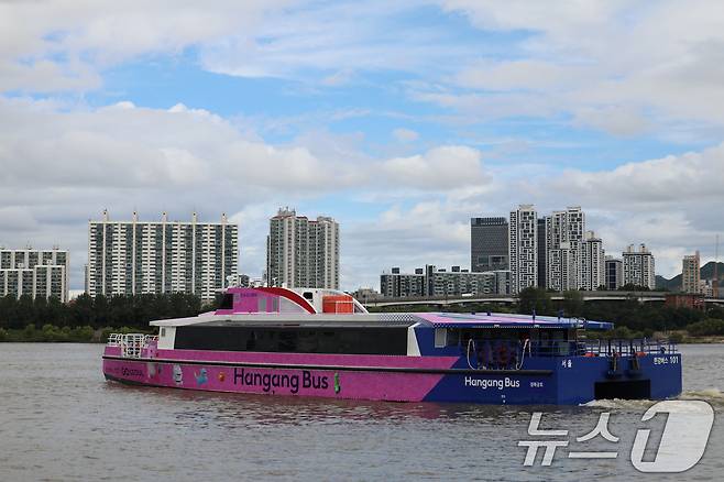 첫 운항 시작한 한강버스가 18일 오전 서울 송파구 한강버스 잠실 선착장에서 뚝섬선착장으로 이동하고 있다. 한강버스는 상행(마곡-잠실), 하행(잠실-마곡) 구간의 총 7개 선착장(마곡-망원-여의도-압구정-옥수-뚝섬-잠실), 28.9㎞ 구간을 오간다. 2025.9.18/뉴스1 ⓒ News1 황기선 기자