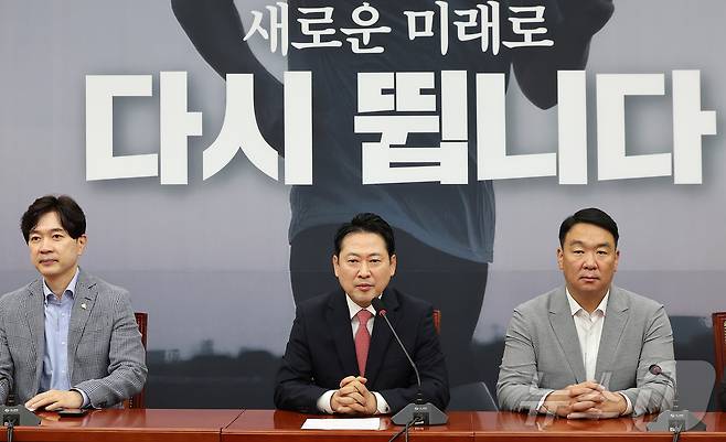 장동혁 국민의힘 대표(가운데)가 20일 오전 서울 영등포구 여의도 국회에서 열린 기자간담회에서 발언하고 있다. 2025.9.20/뉴스1 ⓒ News1 김진환 기자