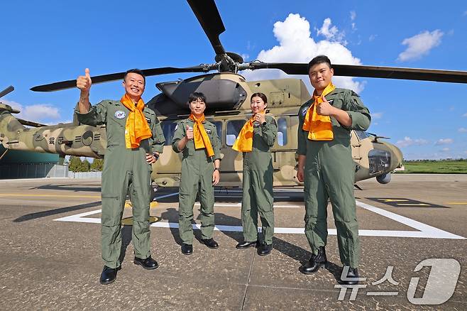 육군은 20일 충남 계룡시 '2025 지상군페스티벌' 행사장에서 '수리온 국민 조종사' 임명식을 진행했다. 국민 조종사로 임명된 4명의 인원들이 수리온 체험비행에 앞서 기념사진을 촬영하고 있다. (육군 제공. 재판매 및 DB 금지) 2025.9.20/뉴스1