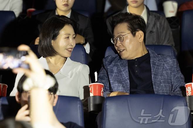 이재명 대통령과 김혜경 여사가 지난 6일 서울 용산의 한 영화관에서 영락보린원 원생들과 영화 '킹 오브 킹스'를 관람하기 전 대화를 하고 있다. (대통령실 제공. 재판매 및 DB 금지) 2025.9.6/뉴스1 ⓒ News1 이재명 기자
