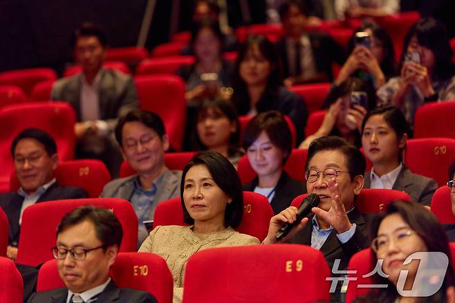 이재명 대통령이 20일 부산 해운대구 영화의 전당에서 부산국제영화제 공식상영작 '극장의 시간들'을 관람한 뒤 감독과 배우에게 질문하고 있다. (대통령실 제공. 재판매 및 DB 금지) 2025.9.20/뉴스1 ⓒ News1 허경 기자