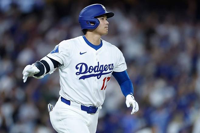 LA 다저스 오타니 쇼헤이가 20일(한국시간) 미국 캘리포니아주 LA 다저 스타디움에서 열린 2025 메이저리그(ML) 샌프란시스코와 경기에서 5회말 역전 3점포를 터뜨리고 있다. 사진 | LA=AFP연합뉴스