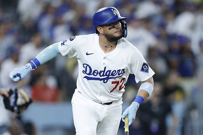 LA 다저스 미겔 로하스가 20일(한국시간) 미국 캘리포니아주 LA 다저 스타디움에서 열린 2025 메이저리그(ML) 샌프란시스코와 경기에서 2회말 동점 솔로 홈런을 터뜨리고 있다. 사진 | LA=AFP연합뉴스