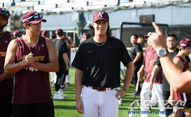 오랜만에 키움 히어로즈 유니폼을 입은 안우진이 경기 전 선수단과 미팅을 가졌다.