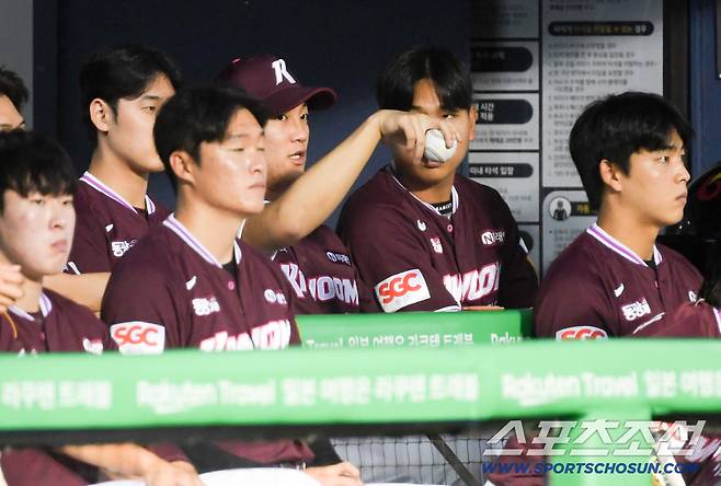 올 시즌 프로에 데뷔한 고졸 루키 정현우와 박정훈 사이에 앉은 안우진은 후배들 질문에 노하우를 아낌없이 알려줬다.