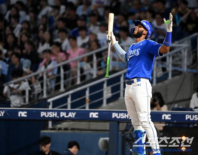 두 팔을 번쩍 들어올리며 구자욱을 기다리는 디아즈