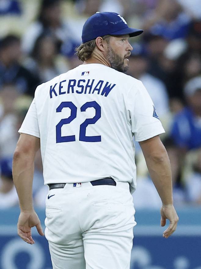 LA 다저스 클레이튼 커쇼가 경기 전 웜업을 하며 그라운드를 둘러보고 있다. AFP연합뉴스