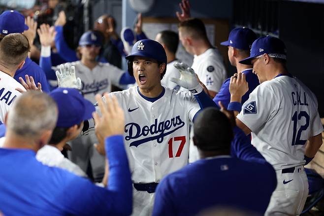 오타니가 5회말 역전 스리런 홈런을 날리고 들어와 동료들과 기쁨을 만끽하고 있다. Imagn Images연합뉴스