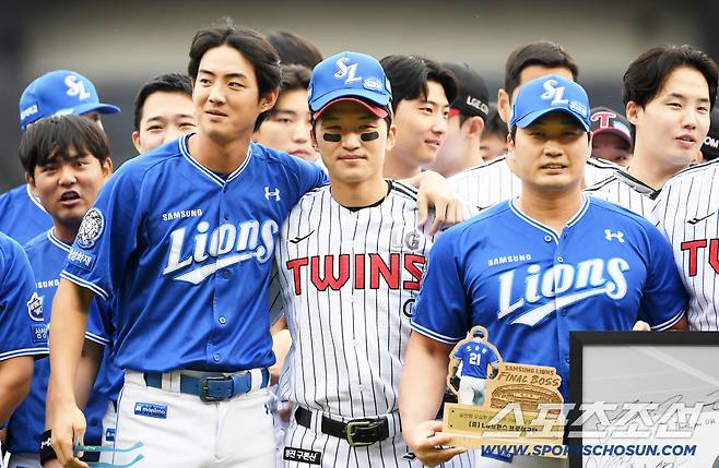 20일 잠실구장에서 열린 LG 트윈스와 삼성 라이온즈의 경기를 앞두고 오승환 은퇴 투어가 진행됐다. 박해민이 삼성 모자를 쓰고 기념촬영을 하고 있다. 잠실=박재만 기자 pjm@sportschosun.com/2025.09.20/