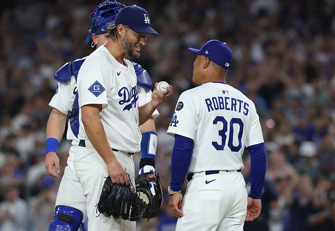 데이브 로버츠 감독이 커쇼를 교체하기 위해 마운드로 올라가 수고했다는 말을 전하고 있다. Imagn Images연합뉴스