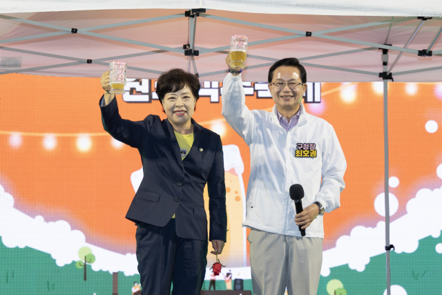 최호권 영등포구청장이 19일 영등포공원에서 열린 '제1회 영등포 원조 맥주축제'에서 맥주 점등식을 진행하고 있다. /영등포구