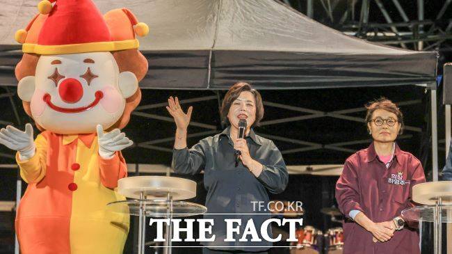 신계용 과천시장이 ‘2025 과천공연예술축제’ 개막을 선언하고 있다./과천시