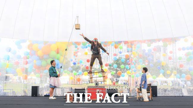 루넬 '포스트맨' 공연 모습./과천시