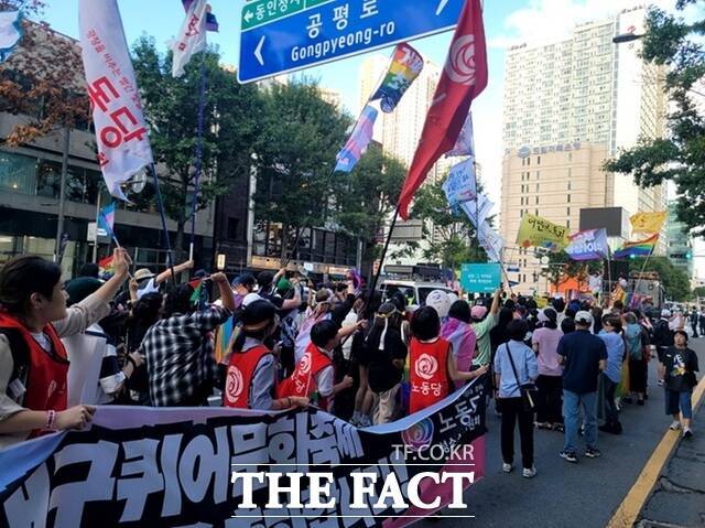 대구퀴어축제 참가자들이 20일 대구 중심가에서 차로를 따라 퍼레이드를 벌이고 있다. /박병선 기자