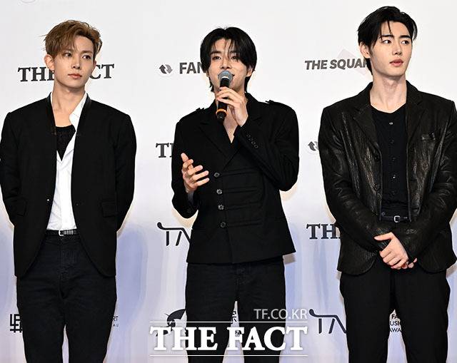 그룹 엔하이픈(ENHYPEN)의 희승, 제이크, 성훈(왼쪽부터)이 소감을 밝히고 있다.