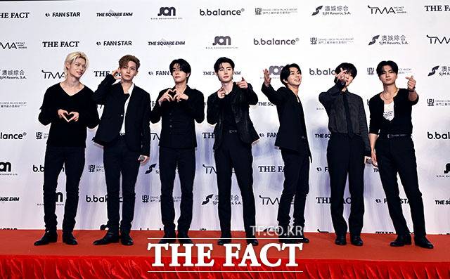 <더팩트>가 주최하고 팬앤스타와 더스퀘어이엔엠이 주관하는 '2025 더팩트 뮤직 어워즈(THE FACT MUSIC AWARDS, TMA)'가 20일 오후 '마카오 아웃도어 퍼포먼스 베뉴'에서 열린 가운데 그룹 엔하이픈(ENHYPEN)의 니키와 희승, 제이크, 성훈, 정원, 선우, 제이(왼쪽부터)가 레드카펫을 밟고 있다.