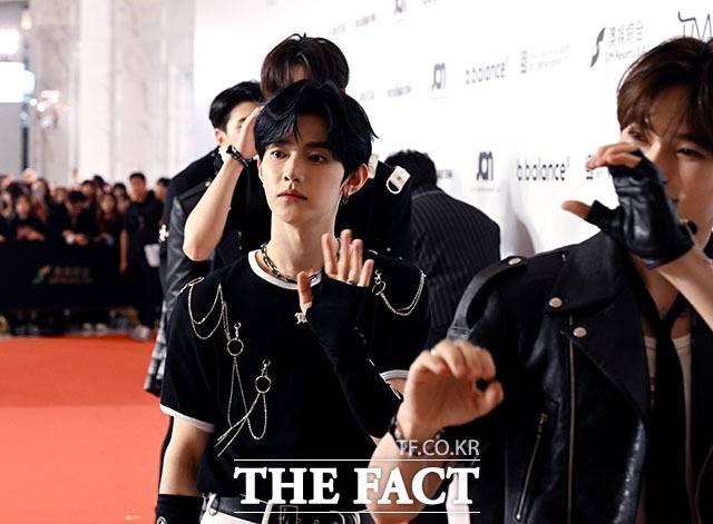 장하오가 레드카펫을 밟고 있다.