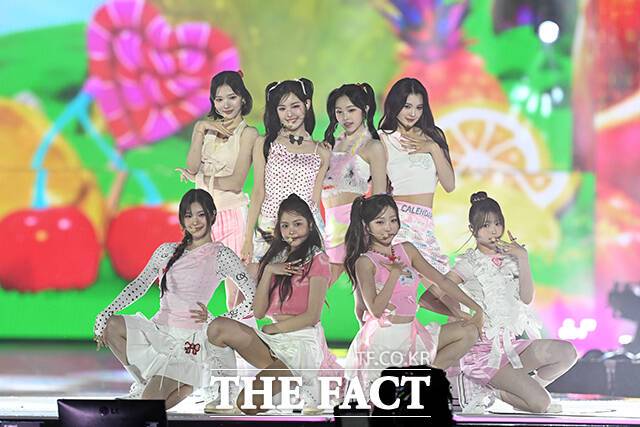 <더팩트>가 주최하고 팬앤스타와 더스퀘어이엔엠이 주관하는 '2025 더팩트 뮤직 어워즈(THE FACT MUSIC AWARDS, TMA)'가 20일 오후 '마카오 아웃도어 퍼포먼스 베뉴'에서 열린 가운데 그룹 하츠투하츠(Hearts2Hearts)가 화려한 무대를 펼치고 있다. /마카오=서예원 기자