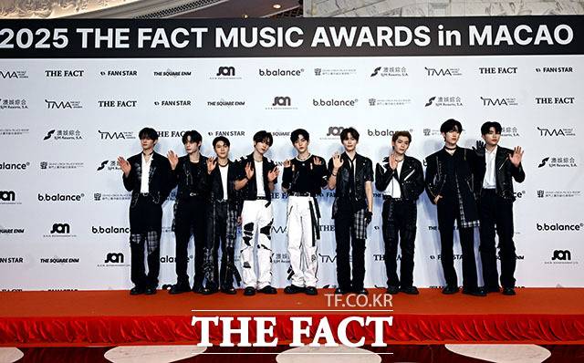 <더팩트>가 주최하고 팬앤스타와 더스퀘어이엔엠이 주관하는 '2025 더팩트 뮤직 어워즈(THE FACT MUSIC AWARDS, TMA)'가 20일 오후 '마카오 아웃도어 퍼포먼스 베뉴'에서 열린 가운데 그룹 제로베이스원(ZEROBASEONE)의 김규빈과 김지웅, 석매튜, 한유진, 장하오, 성한빈, 김태래, 리키, 박건욱(왼쪽부터)이 레드카펫을 밟고 있다. /마카오=이효균 기자