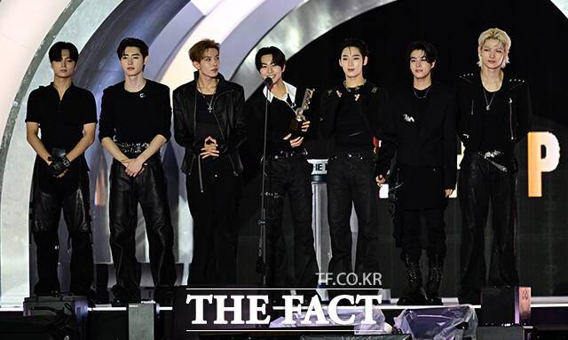 <더팩트>가 주최하고 팬앤스타와 더스퀘어이엔엠이 주관하는 '2025 더팩트 뮤직 어워즈(THE FACT MUSIC AWARDS, TMA)'가 20일 오후 '마카오 아웃도어 퍼포먼스 베뉴'에서 열린 가운데 올해의 아티스트상을 수상한 엔하이픈 정원이 소감을 밝히고 있다. /마카오=임영무 기자