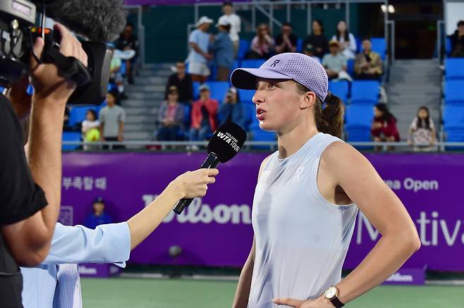 준결승 승리 후 온코트 인터뷰를 하고 있는 시비옹테크. 코리아오픈