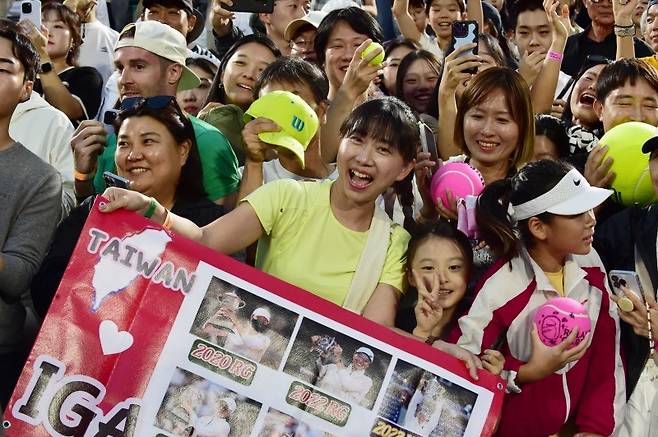 20일 올림픽공원 테니스장을 찾아 이가 시비옹테크를 응원한 많은 팬들