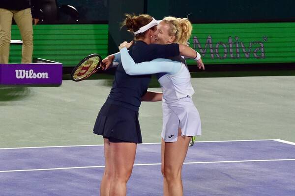 승리 후 기뻐하는 크레이치코바(좌)-시니아코바(우) / 코리아오픈