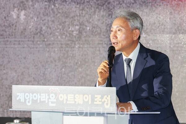 인천 계양구가 19일 저녁 계양대교 일원에서 개최한 '계양아라온 아트웨이(빛의 거리 3단계)' 점등식에서 윤환 구청장이 개회사를 하고 있다.