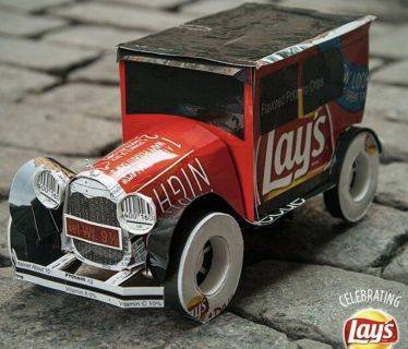 1933년 허먼 레이가 감자칩을 배달할 때 몰았다는 차량의 모형. 레이스 공식 엑스(X) 계정