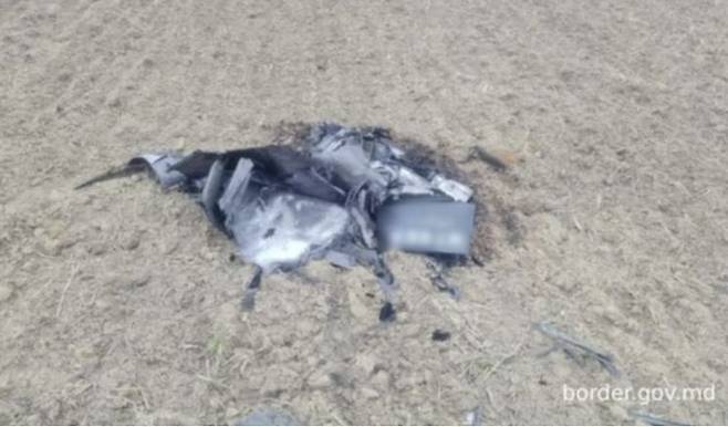 13일(현지시간) 루마니아 영공을 침범했다가 이웃 몰도바 국경지대로 추락한 러시아 무인기(드론)의 모습. 몰도바 국경수비대