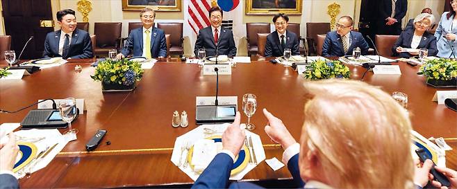 이재명 대통령 페이스북 지난달 28일 미국 워싱턴 DC 백악관에서 이재명(가운데) 대통령을 비롯한 한국 측 회담 참석자들이 도널드 트럼프 미 대통령과 오찬 회동을 하는 모습.