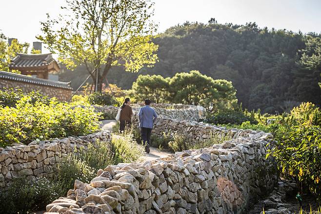 메덩골정원에서 ‘민초들의 삶’을 주제로 한 정원엔 영화 ‘서편제’ 속 한 장면이 떠오르는 ‘남도 돌담길’도 있다. /이신영 영상미디어 기자