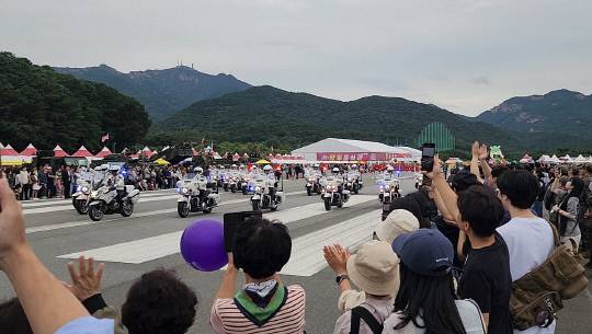 지난 19일 2025 계룡軍문화축제장에서 군사경찰의 이색적인 모터사이클 퍼레이드가 펼쳐졌다. 정종만 기자