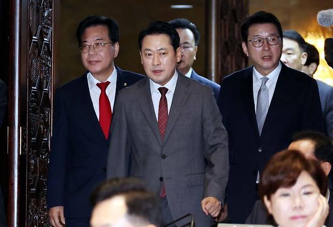 장동혁 국민의힘 대표가 19일 오전 국회에서 열린 의원총회에서 참석하고 있다. 왼쪽부터 송언석 원내대표, 장 대표, 신동욱 최고위원. ⓒ뉴시스