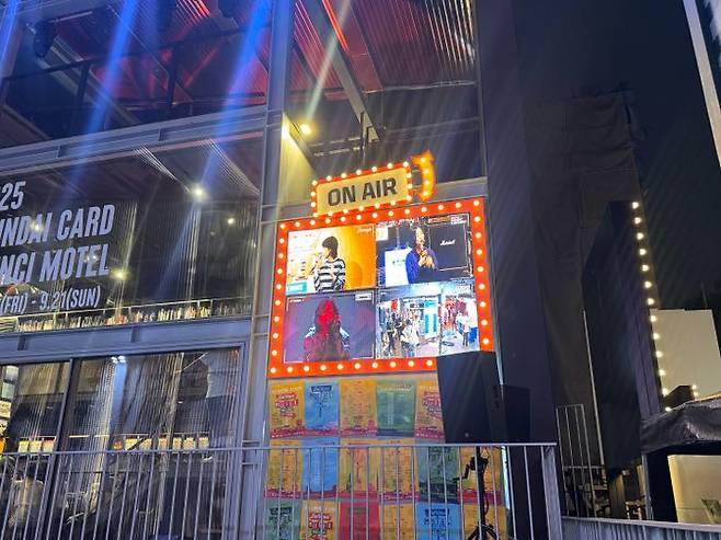 다빈치 모텔 공연장 입구에 위치한 전광판에서 실시간으로 공연 영상이 송출되고 있다.ⓒ데일리안 김민환 기자