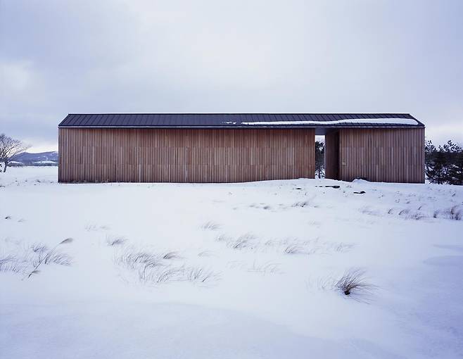 재일한국인 건축가 이타미 준의 대표작인 제주도 ‘수·풍·석(水·風·石) 미술관’ 중 ‘풍 미술관’(아래 사진)과 그 드로잉 작업. 자연과 어우러지는 건축의 아름다움을 보여준다. 마음산책 제공 ⓒ김용관
