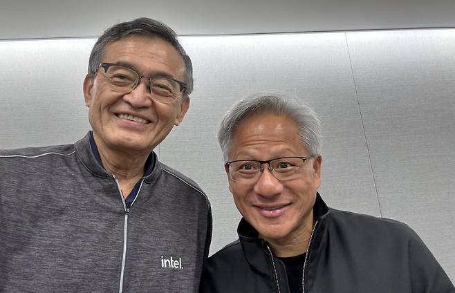 립부 탄 인텔 최고경영자(CEO·왼쪽)와 젠슨 황 엔비디아 CEO. 탄 CEO는 엔비디아의 인텔 지분 투자가 발표된 18일 소셜미디어 X에 “나의 좋은 친구 젠슨과 팀을 이루게 돼 기쁘다”고 적었다. 사진 출처 립부 탄 X