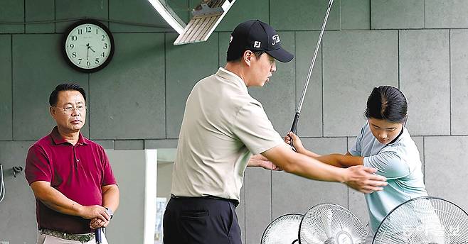 이 씨는 이지유가 타석이나 파3홀에서 스윙과 쇼트게임 연습을 할 때도 항상 곁에서 지켜본다. 성남=홍진환 기자 jean@donga.com