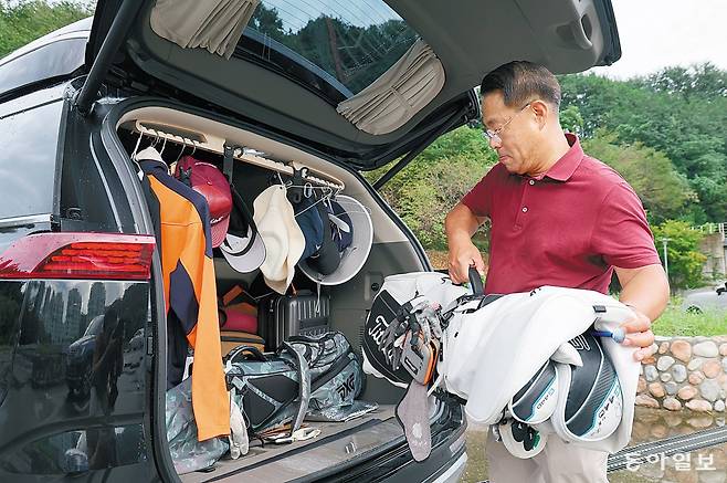 이지유의 연습이 끝나면 딸의 골프백을 들고 나와 차에 실은 뒤 기술별 아카데미로 또다시 향하는 골프 대디의 삶을 살고 있다. 성남=홍진환 기자 jean@donga.com