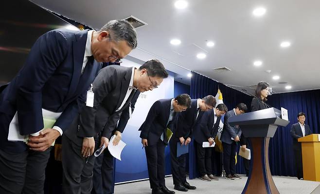 류제명 과학기술정보통신부 제2차관과 권대영 금융위원회 부위원장이 19일 오전 서울 종로구 정부서울청사에서 열린 해킹 대응을 위한 과기정통부-금융위 합동 브리핑을 마친 후 KT와 롯데카드 관계자와 함께 고개숙여 인사하고 있다. 2025.09.19. [서울=뉴시스]