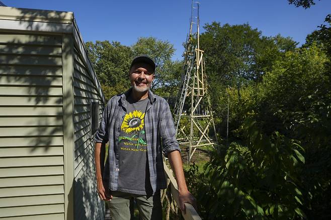 알렉스 바비치의 모습. 기네스북에 오른 해바라기를 배경으로 웃고 있다. (출처=AP/뉴시스)