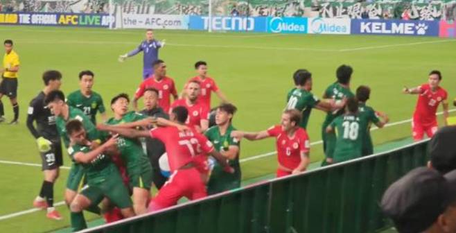 몸싸움 벌이는 양팀 선수들. 출처= 중화망