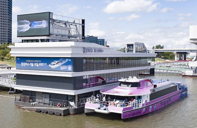 한강버스 개통일인 18일 오전 서울 여의도 한강시민공원 한강버스 정류장에서 한강버스가 운항하고 있다. 뉴시스