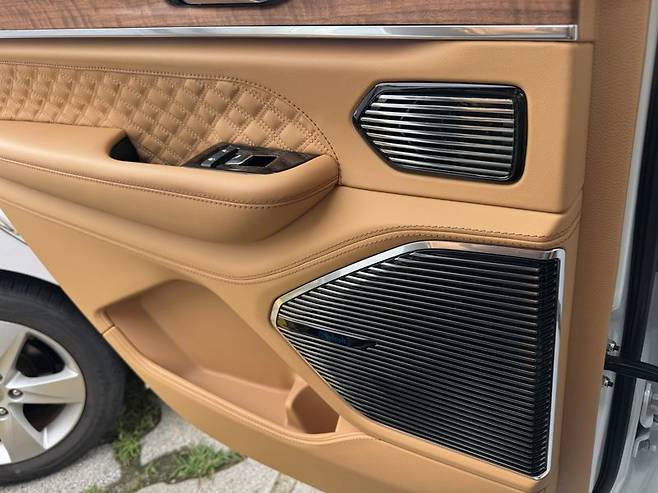 지프 그랜드 체로키L 전면 도어 안쪽 모습. 가죽과 우드 소재, 매킨토시 스피커가 돋보인다. 정원일 기자